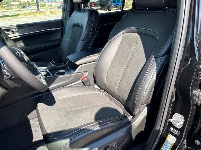 2027 Jeep Grand Cherokee Laredo Altitude