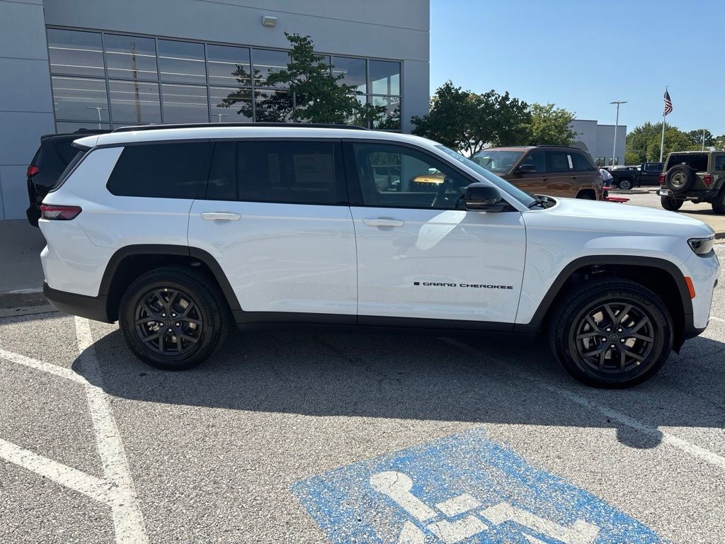 2027 Jeep Grand Cherokee Laredo Altitude