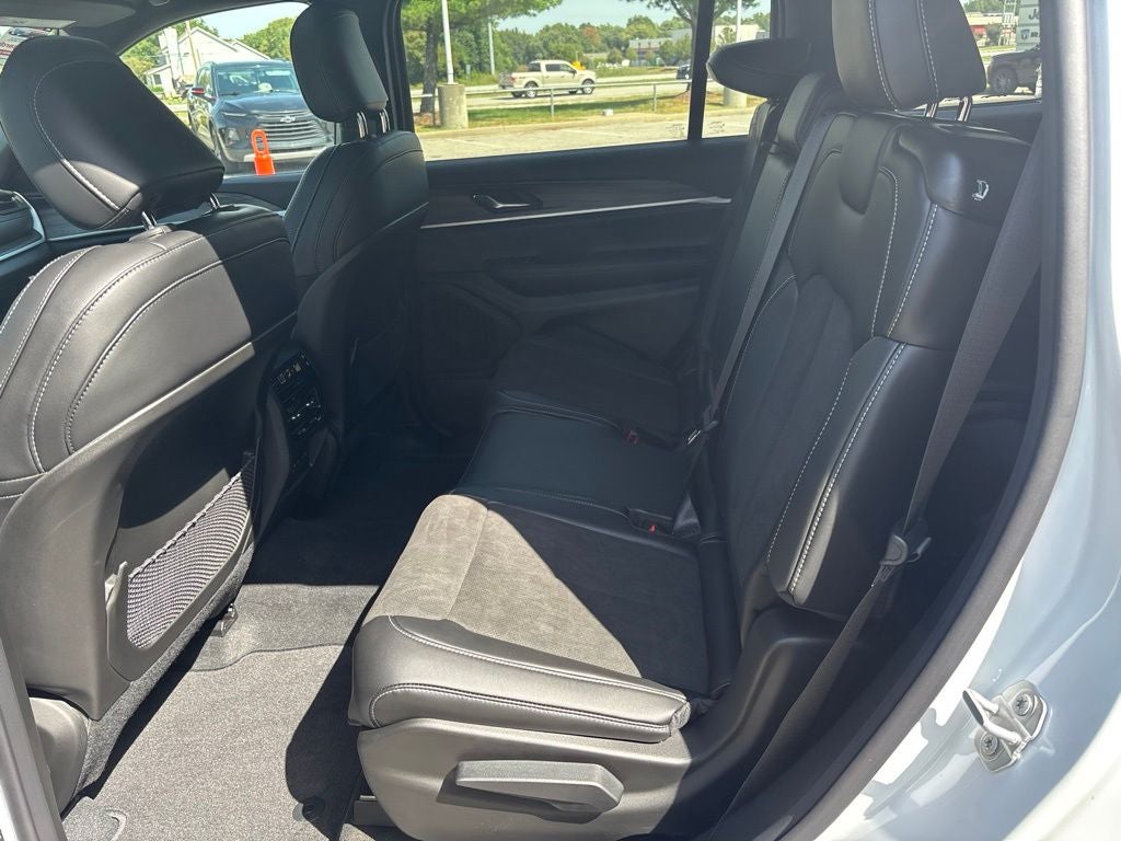 2027 Jeep Grand Cherokee Laredo Altitude