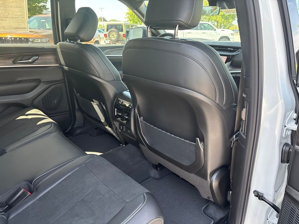 2027 Jeep Grand Cherokee Laredo Altitude