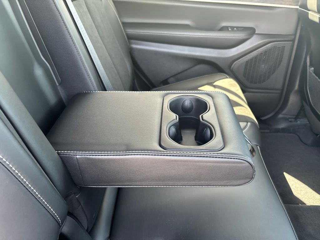 2027 Jeep Grand Cherokee Laredo Altitude