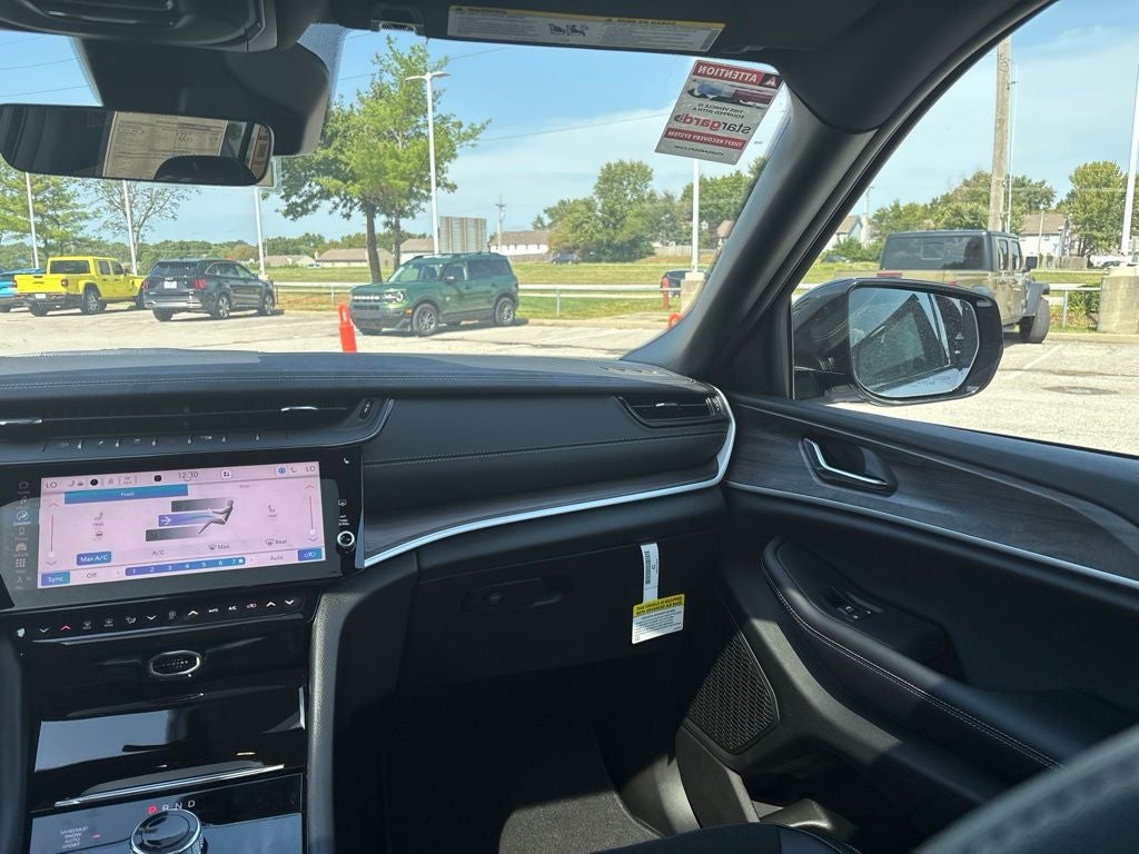 2027 Jeep Grand Cherokee Laredo Altitude