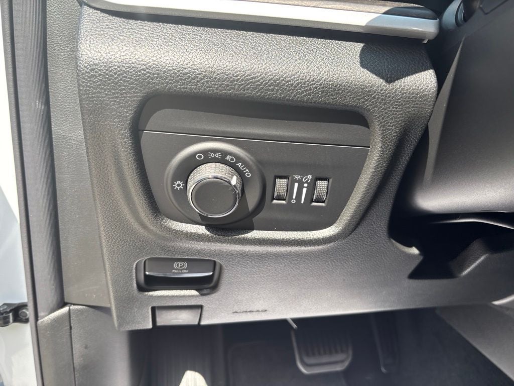 2027 Jeep Grand Cherokee Laredo Altitude