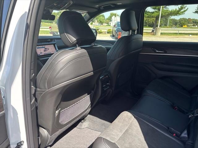 2027 Jeep Grand Cherokee Laredo Altitude