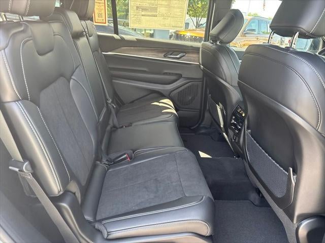 2027 Jeep Grand Cherokee Laredo Altitude