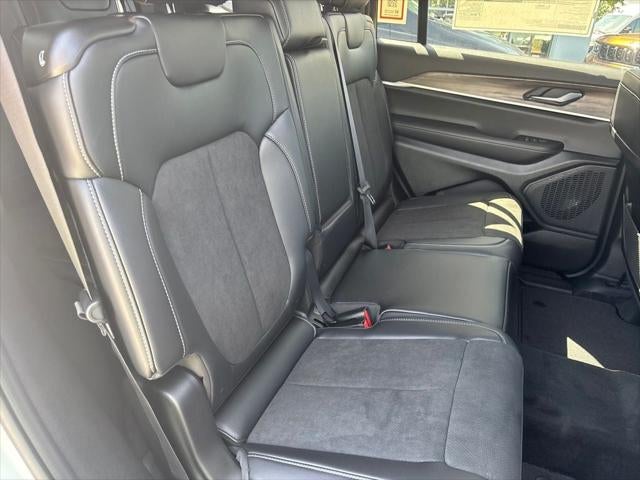 2027 Jeep Grand Cherokee Laredo Altitude