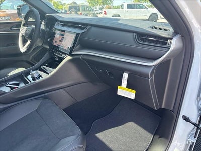 2027 Jeep Grand Cherokee Laredo Altitude