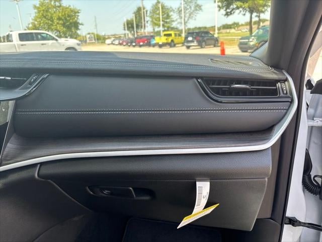 2027 Jeep Grand Cherokee Laredo Altitude