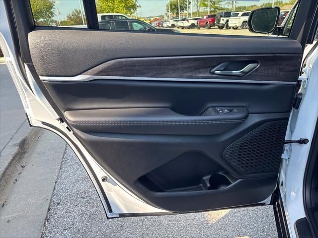 2027 Jeep Grand Cherokee GRAND CHEROKEE L LAREDO ALTITUDE 4X4