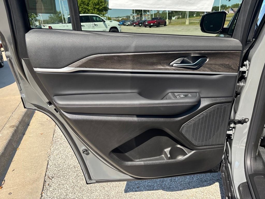 2027 Jeep Grand Cherokee Laredo Altitude