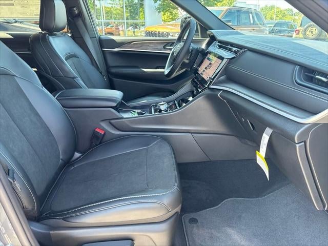 2027 Jeep Grand Cherokee Laredo Altitude