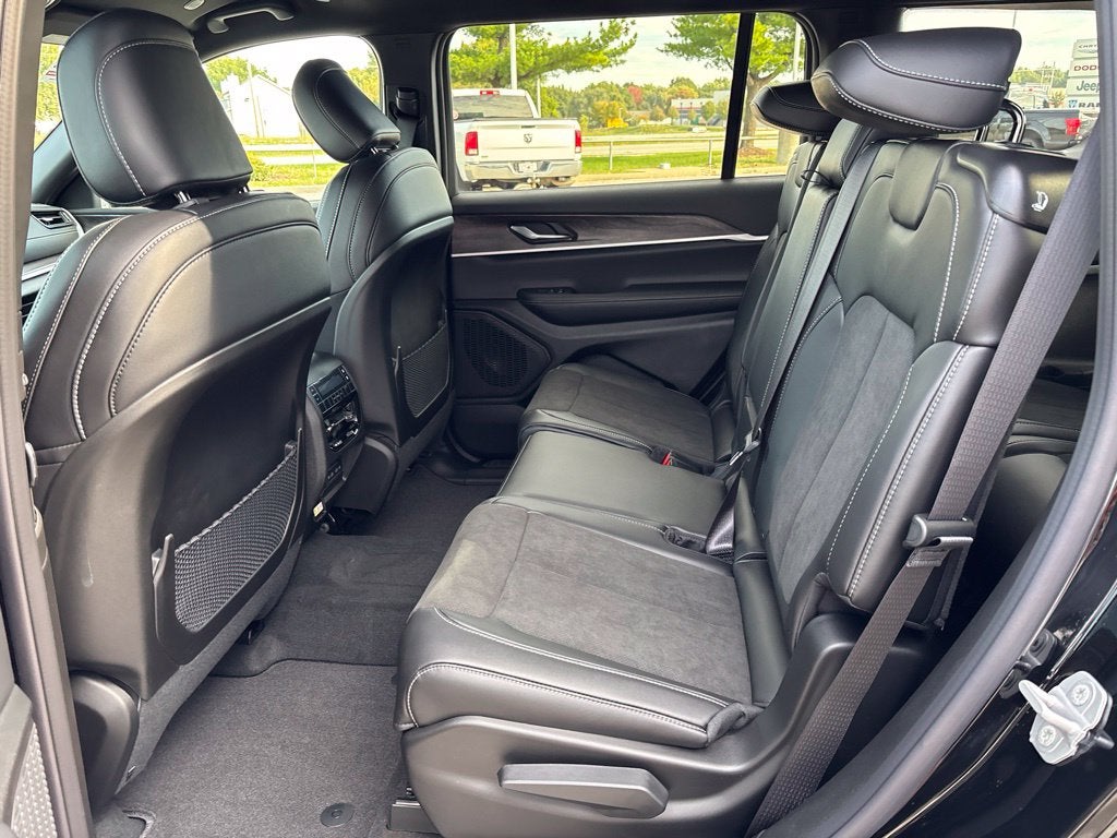 2027 Jeep Grand Cherokee GRAND CHEROKEE L LAREDO ALTITUDE 4X4