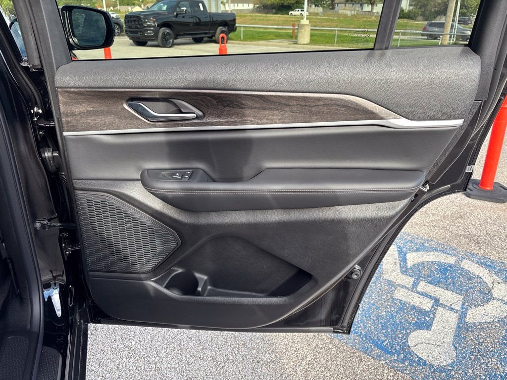 2027 Jeep Grand Cherokee GRAND CHEROKEE L LAREDO ALTITUDE 4X4