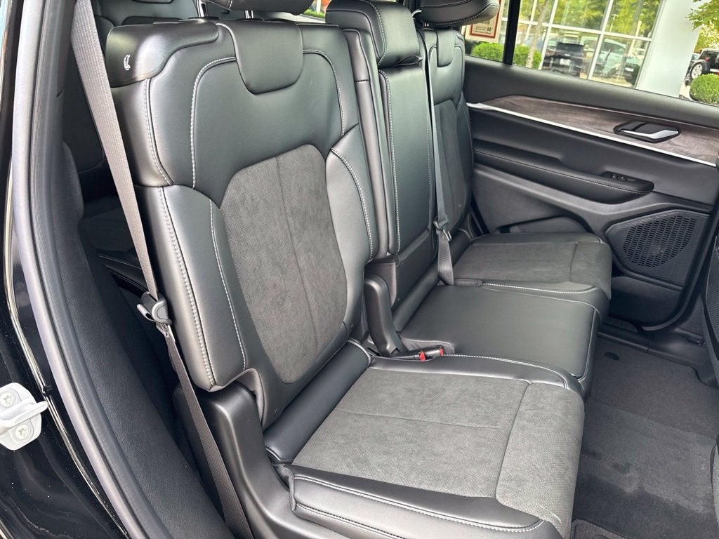 2027 Jeep Grand Cherokee GRAND CHEROKEE L LAREDO ALTITUDE 4X4