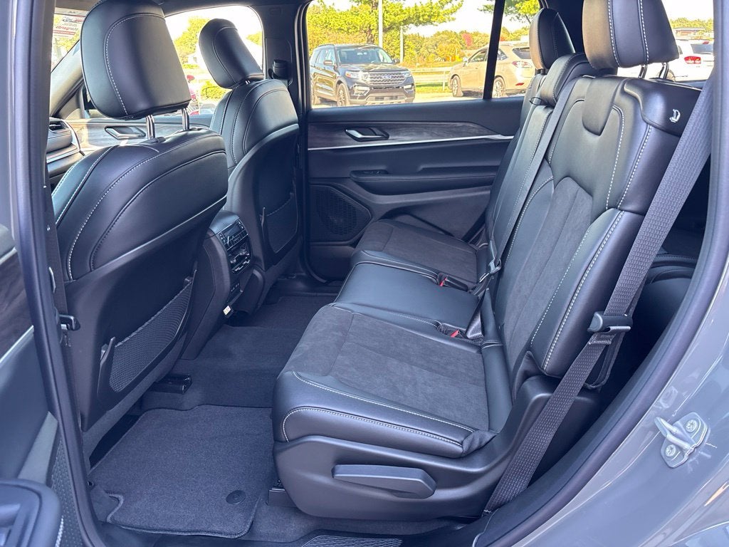 2027 Jeep Grand Cherokee GRAND CHEROKEE L LAREDO ALTITUDE 4X4