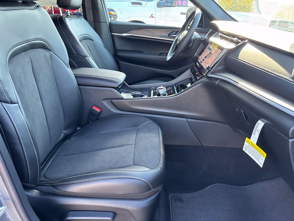 2027 Jeep Grand Cherokee GRAND CHEROKEE L LAREDO ALTITUDE 4X4