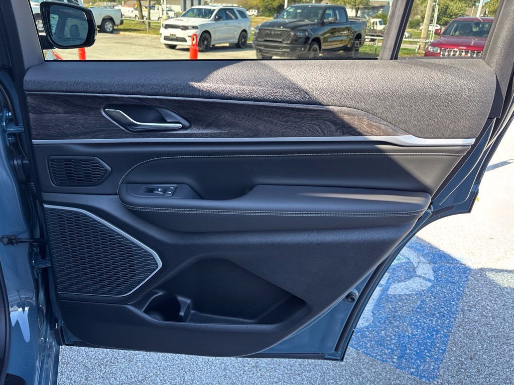 2027 Jeep Grand Cherokee GRAND CHEROKEE L LIMITED RESERVE 4X4