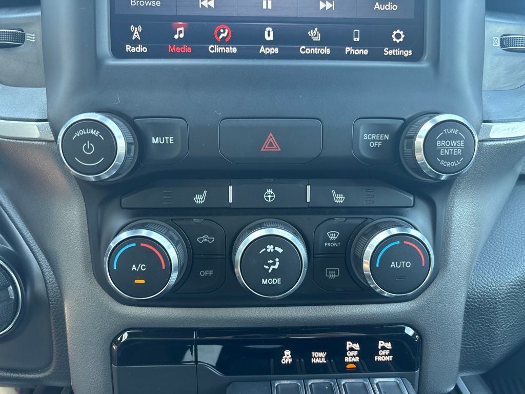 2020 RAM 1500 Big Horn Crew Cab 4x4 5'7' Box