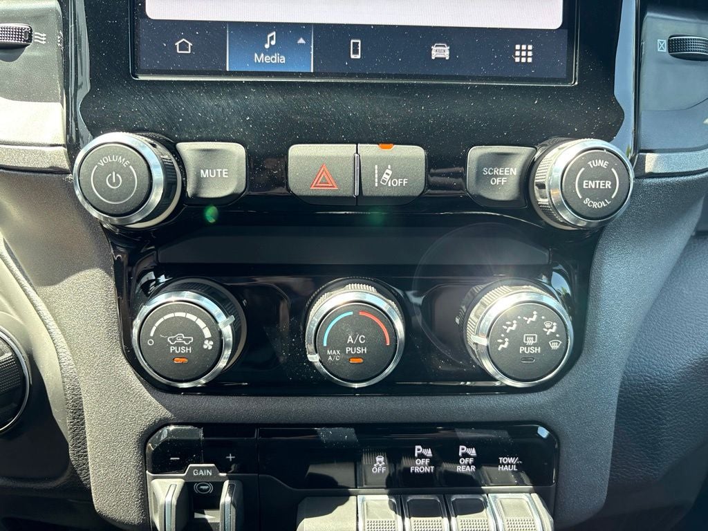 2026 RAM 1500 RAM 1500 EXPRESS CREW CAB 4X4 5'7' BOX