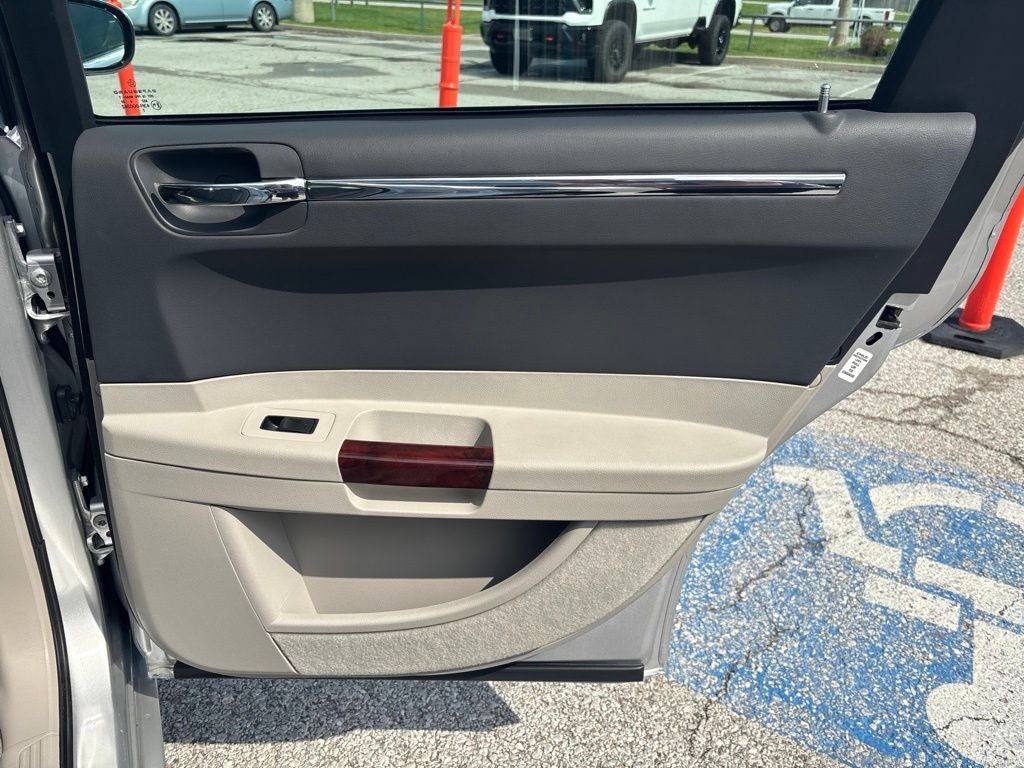 2005 Chrysler 300C Base