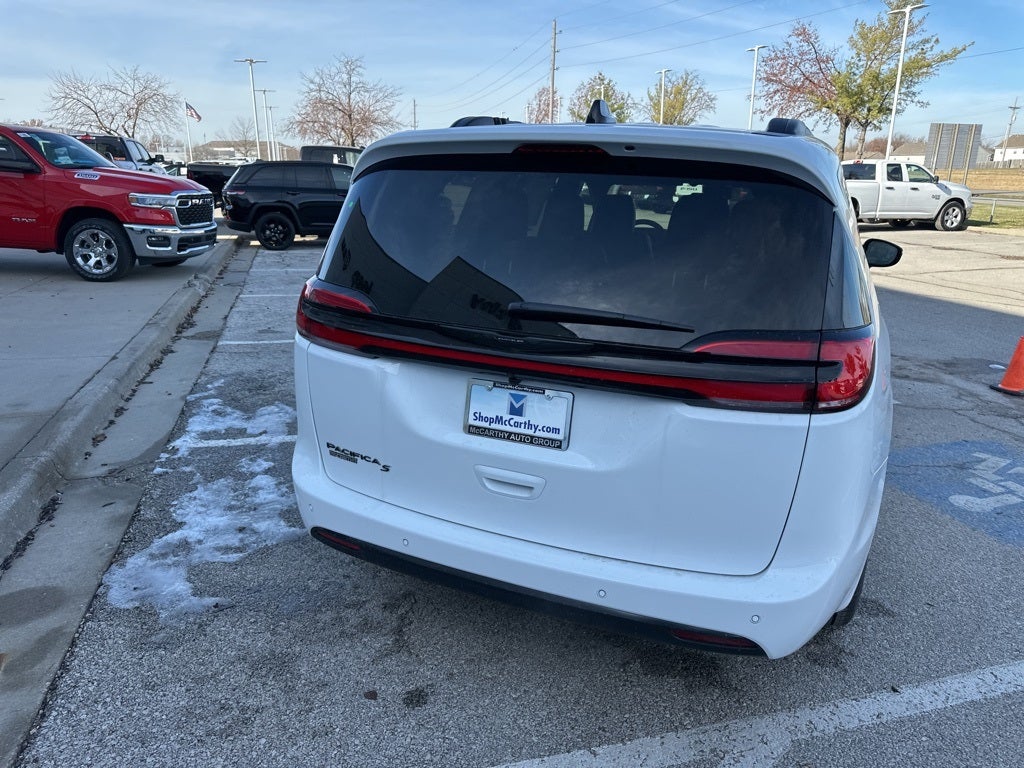 2026 Chrysler Pacifica Select