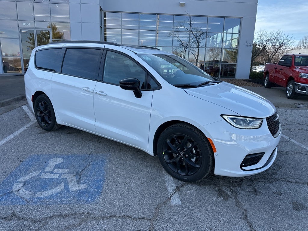 2026 Chrysler Pacifica Select