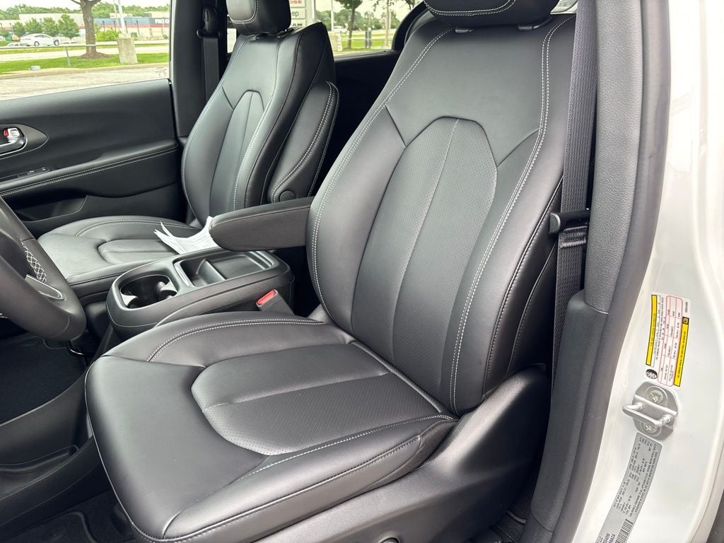 2027 Chrysler Pacifica Select
