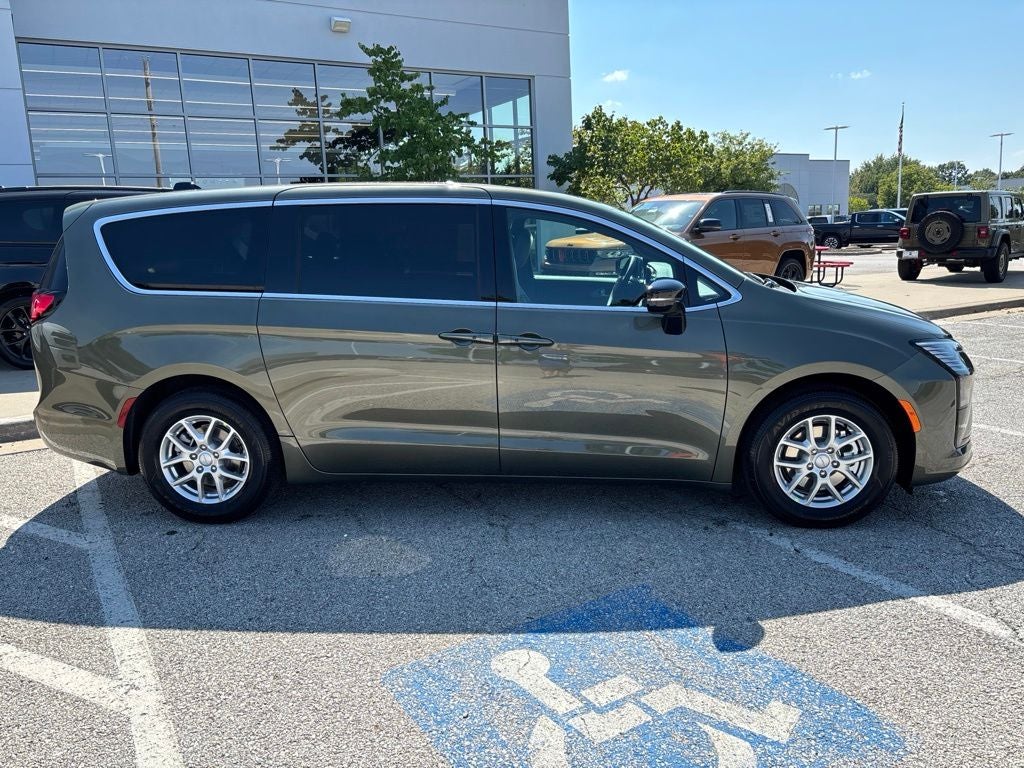 2027 Chrysler Pacifica Select