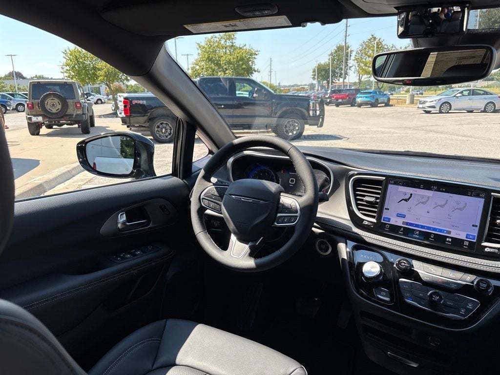 2027 Chrysler Pacifica Select