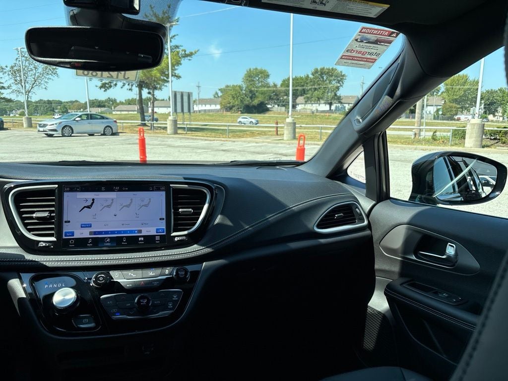 2027 Chrysler Pacifica Select