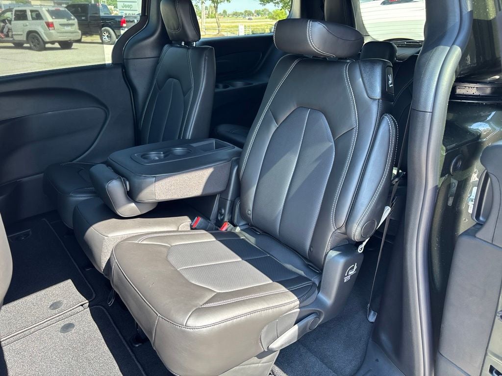 2027 Chrysler Pacifica Select