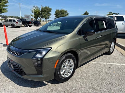 2027 Chrysler Pacifica Select
