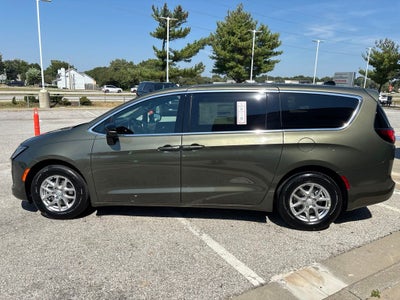 2027 Chrysler Pacifica Select