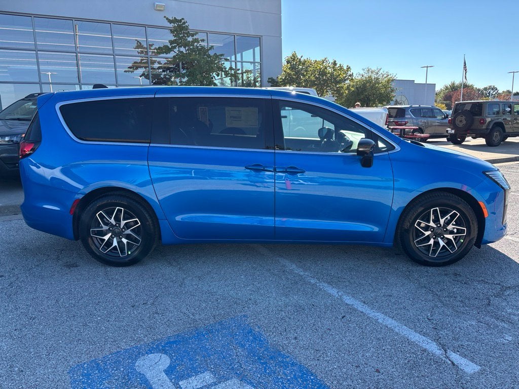 2027 Chrysler Pacifica PACIFICA LIMITED