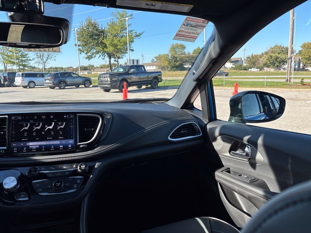 2027 Chrysler Pacifica PACIFICA LIMITED