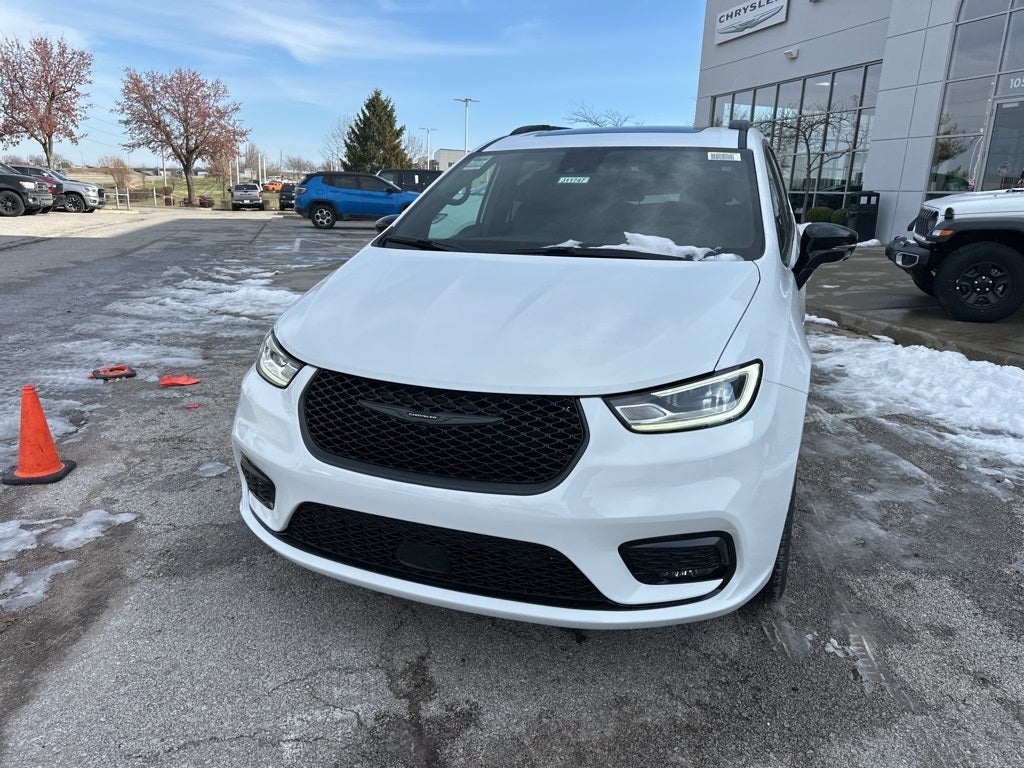 2026 Chrysler Pacifica Select