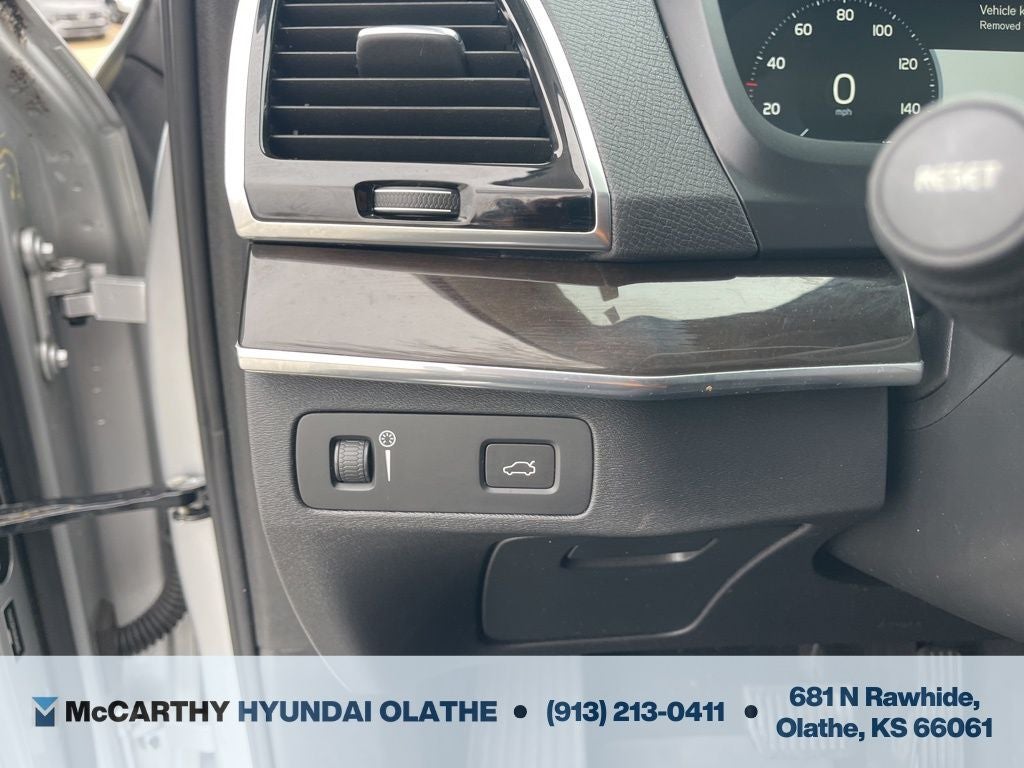 2016 Volvo XC90 T6 Momentum