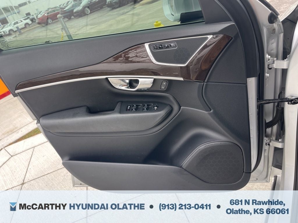 2016 Volvo XC90 T6 Momentum