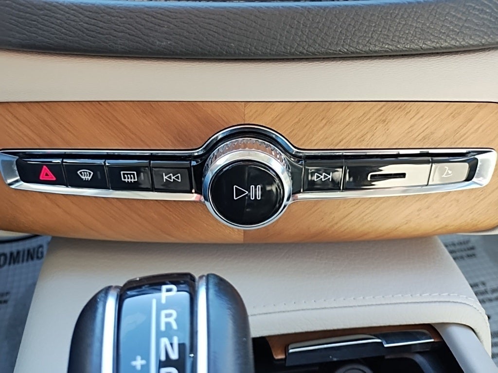 2022 Volvo XC90 T6 Momentum